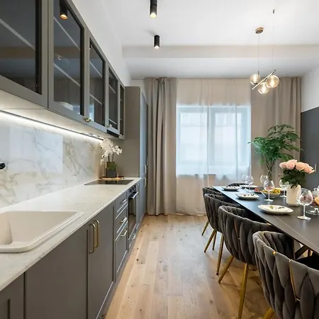 Spectacular Terrace Sunny 5br 3ba - Location *