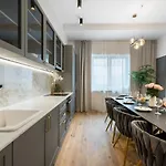 Spectacular Terrace Sunny 5br 3ba - Location *